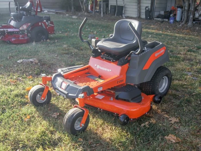 Husqvarna Z254 54" 26HP Kohler Zero Turn Lawn Mower - Image 3